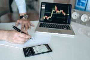 Pieţele de acţiuni avansează; investitorii urmăresc raportările financiare şi perspectivele privind Hormuz